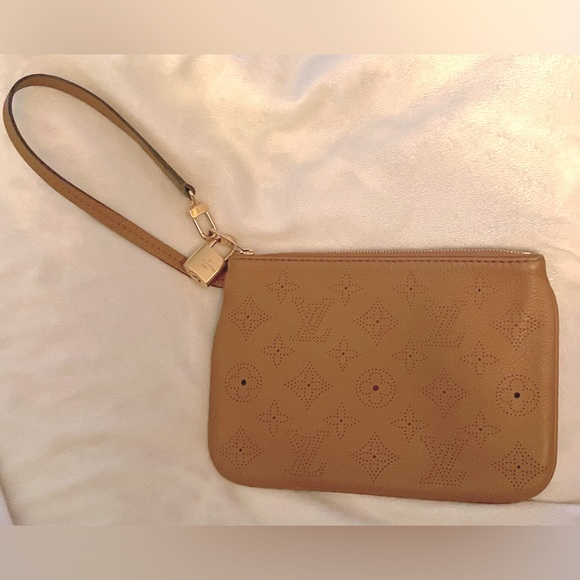 AUTH LOUIS VUITTON MONOGRAM SELENE MAHINA POCHETTE/POUCH NWOT PRISTINE CONDITION - Picture 1 of 16